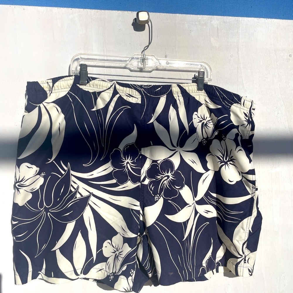 Nautica Floral navy blue and white Men’s Preppy Swim Trunks. SZ XL